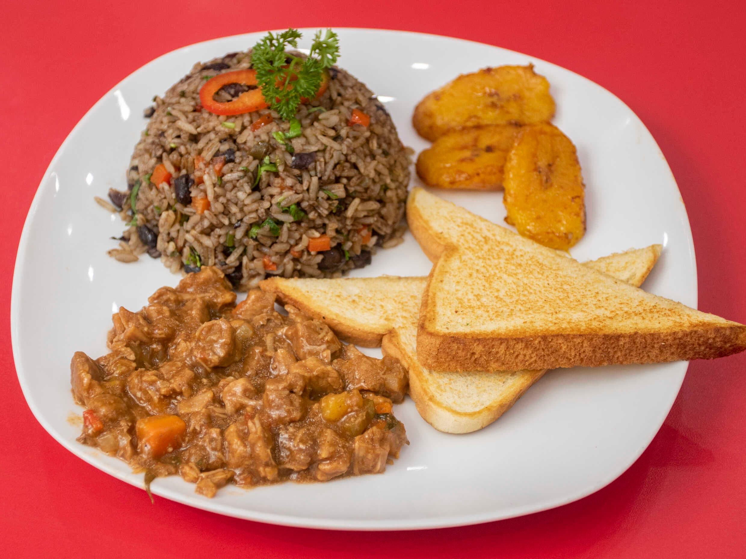 Pinto con carne en salsa