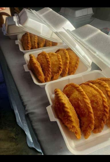 3 Empanadas de Carne y Coca Cola 300 ml