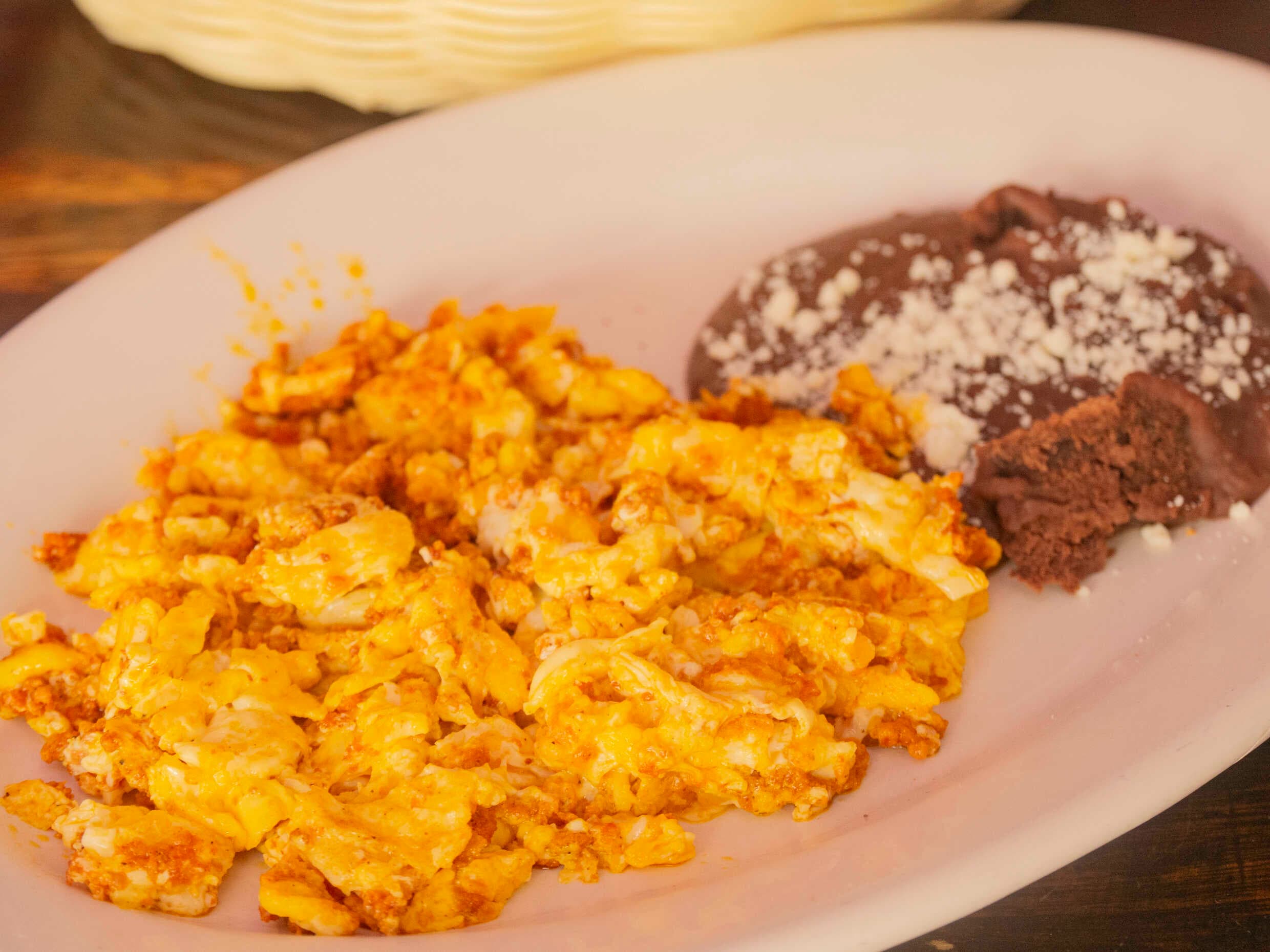 HUEVOS REVUELTOS CON CHORIZO