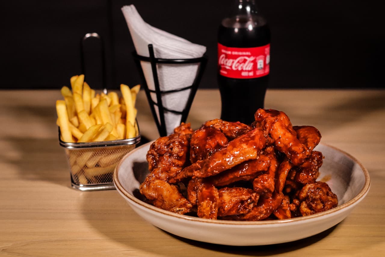 Alitas Limón Pimienta y Papas a la Francesa.