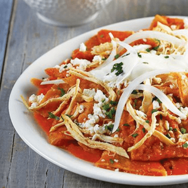 COMBO CHILAQUILES ROJOS CON POLLO