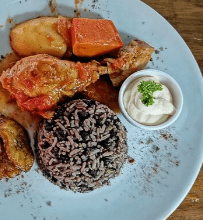 Pinto con Pollo en Salsa
