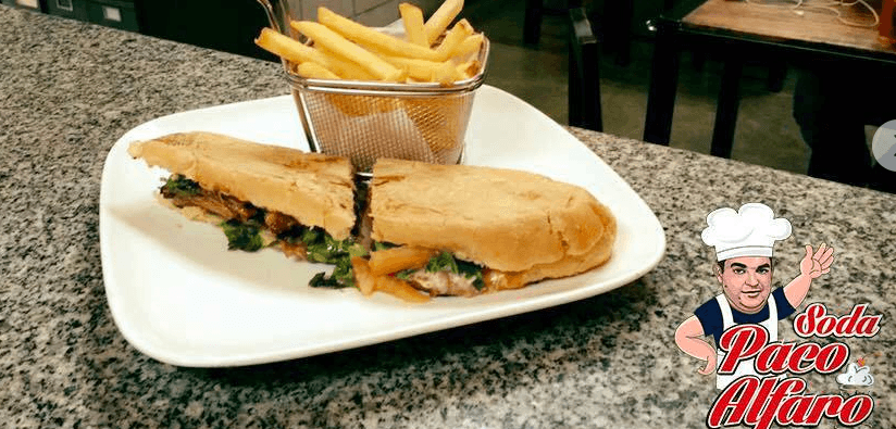Sándwich de Carne en Salsa.