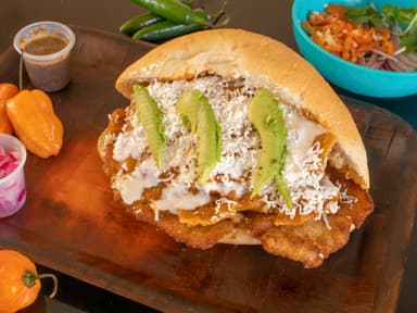 Única Torta de Chilaquiles ROJOS con Milanesa