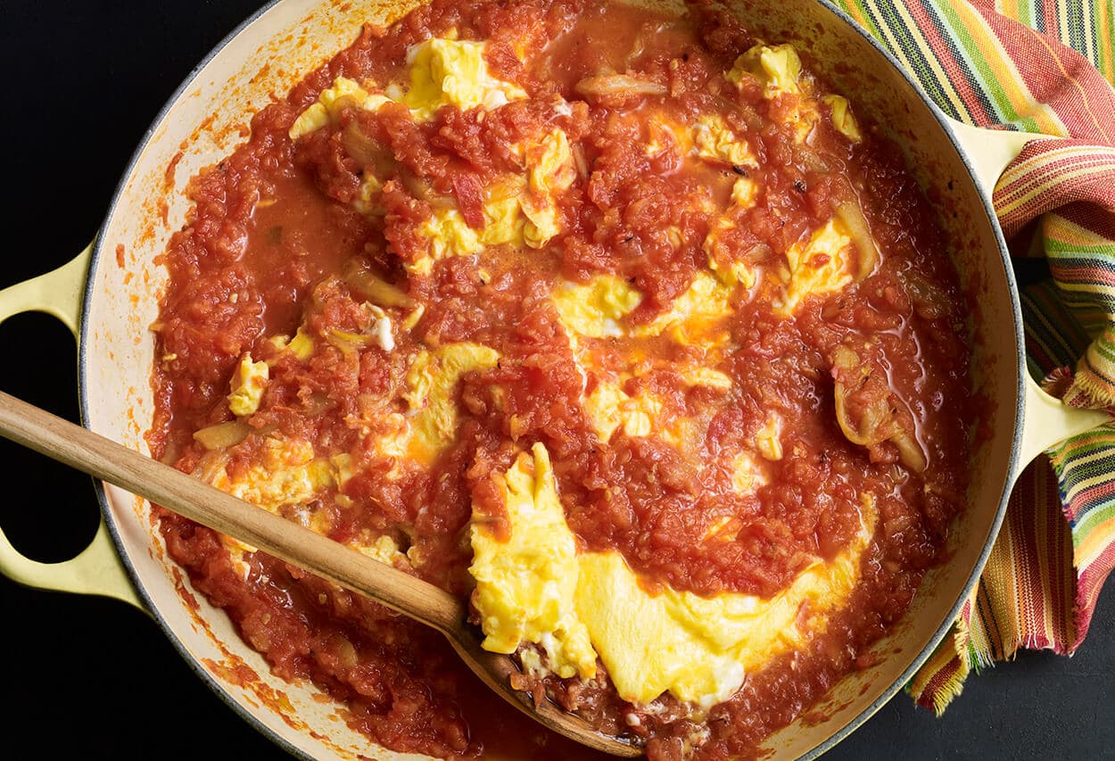 Huevos en salsa roja