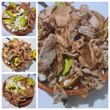 Chilaquiles con bistec.