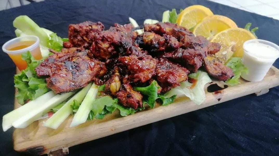 Orden de Costillas BBQ con Papas a la Francesa