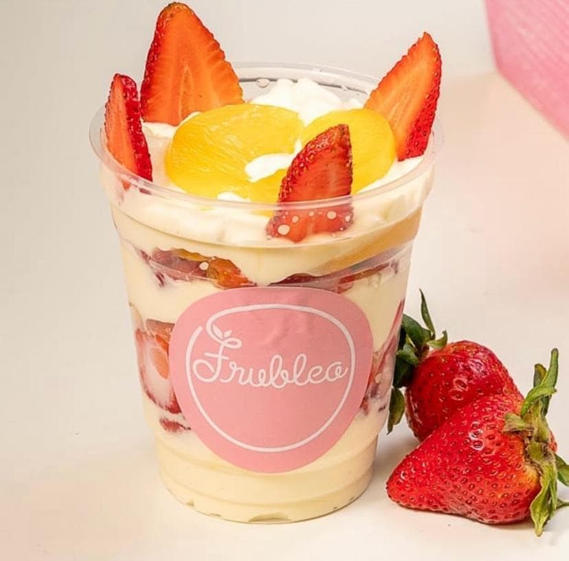 Fresas con Crema y Melocotón