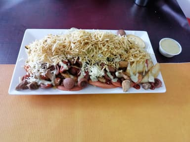 Salchipapa costeña