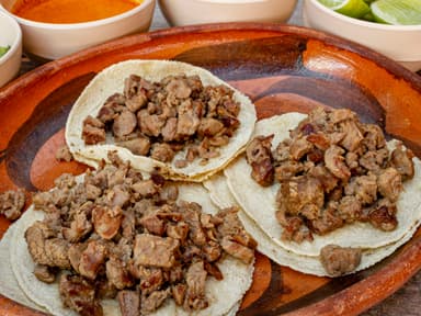3 TACOS DE BISTEC +1 REFRESCO O AGUA DE SABOR