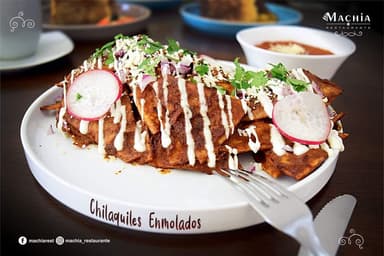 CHILAQUILES ENMOLADOS