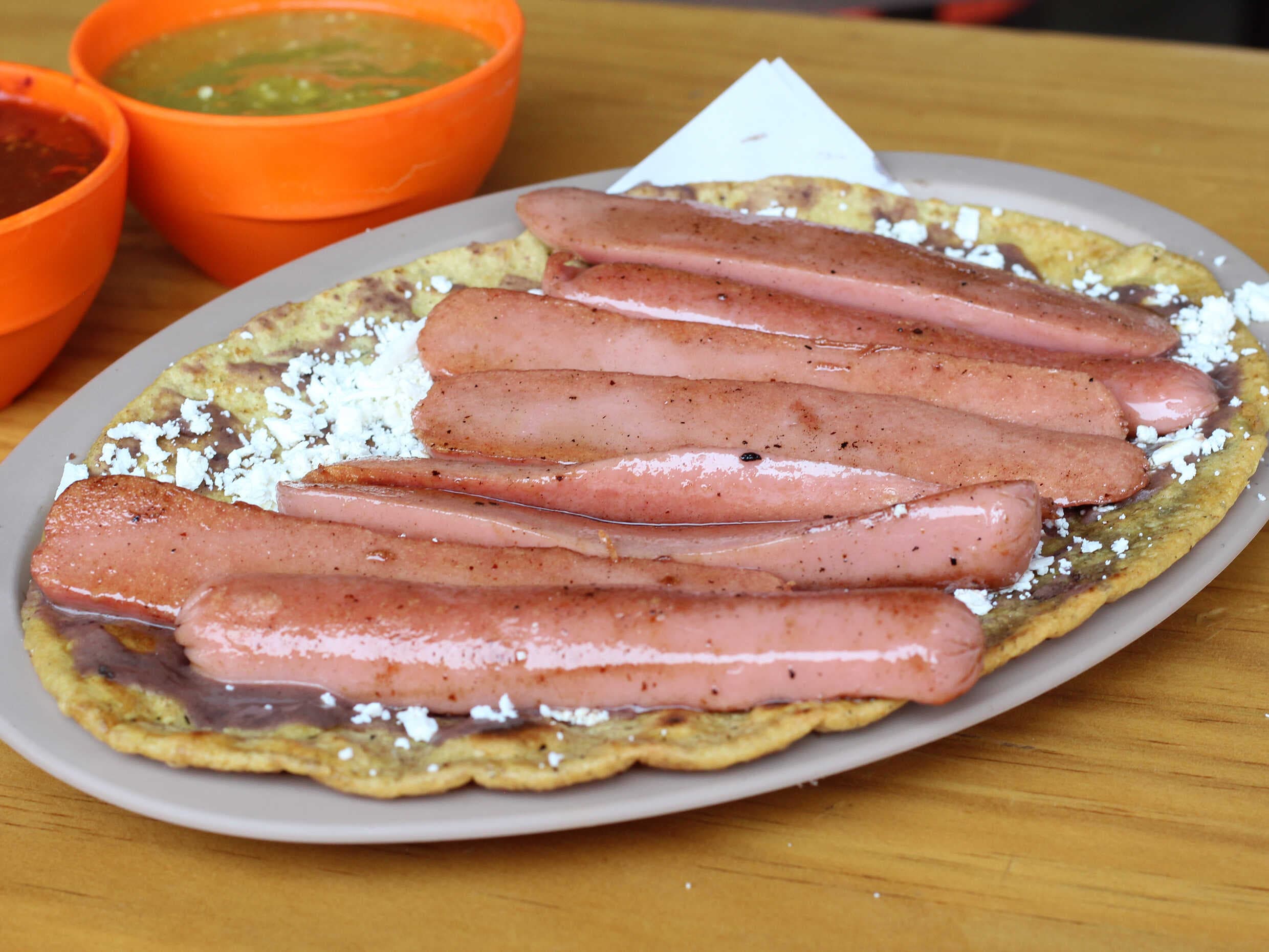 Huarache de Salchicha 30%