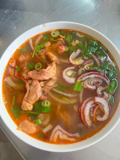 Pho Spicy (Pollo) + Bebida a Elegir