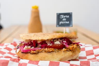 COMBO 2 TORTAS DE PIERNA + 2 JAMAICAS 500ML