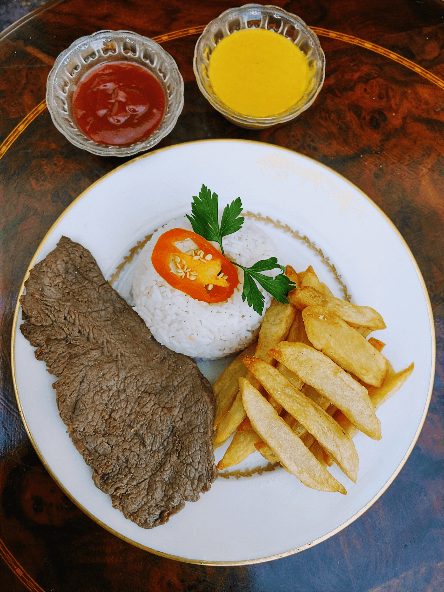 Bistec con Papas y Arroz