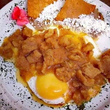 Huevos Estrellados en Salsa de Chicharrón