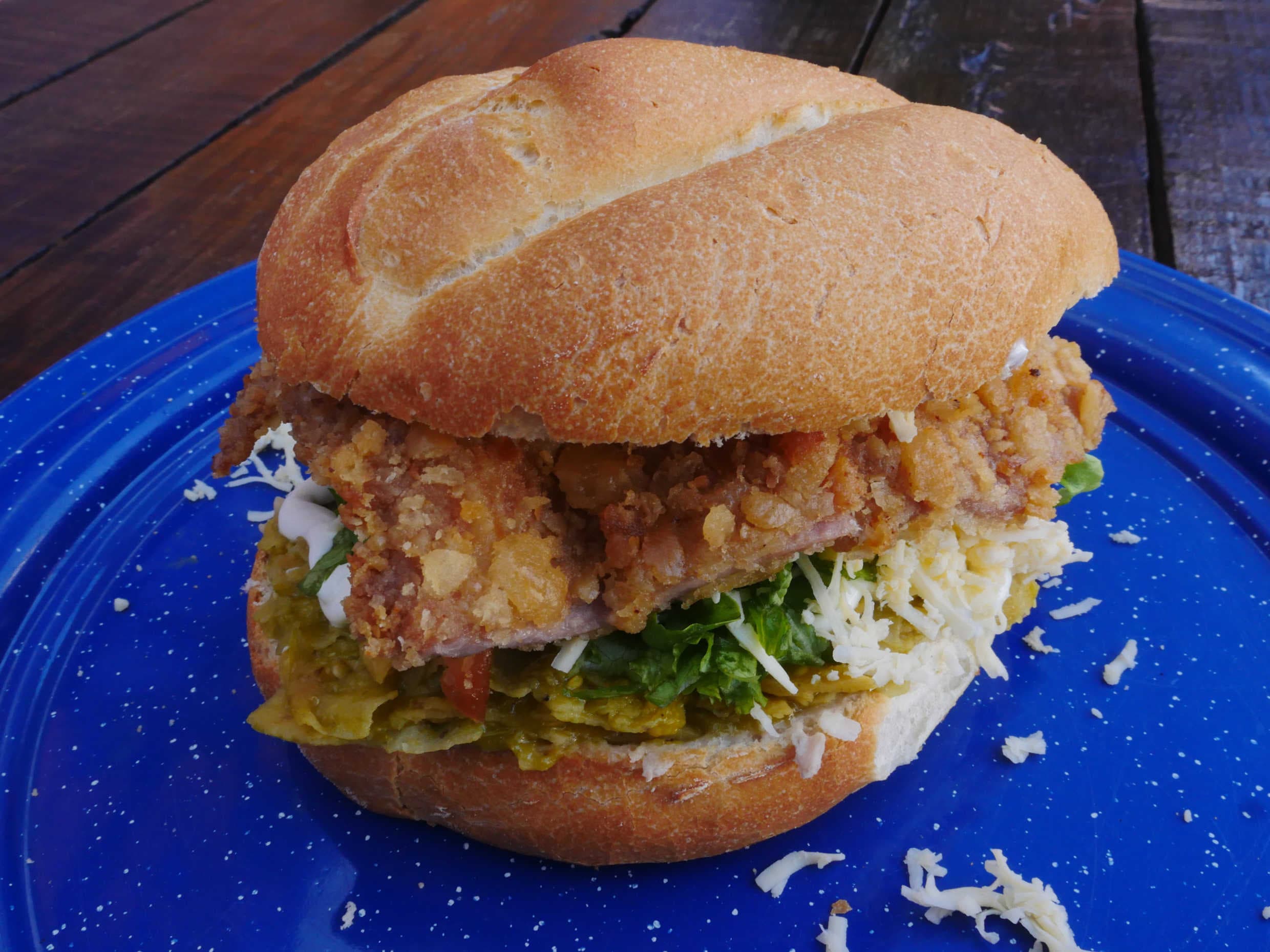 Torta de Chilaquiles con Milanesa