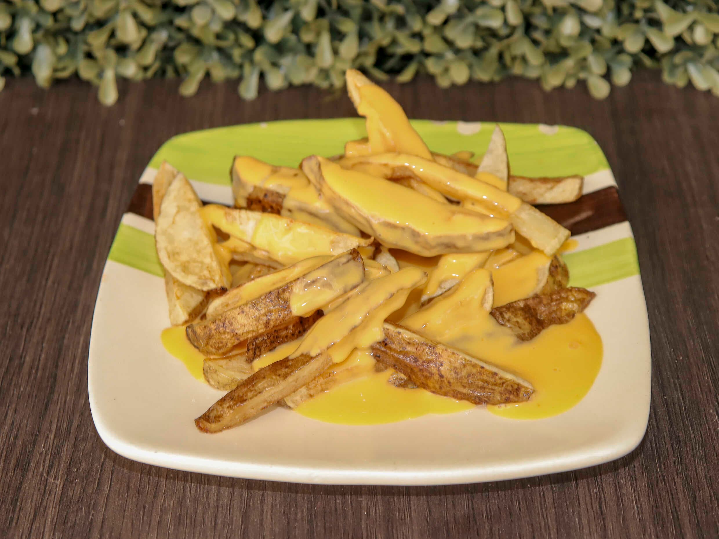 Papas fritas con queso amarillo