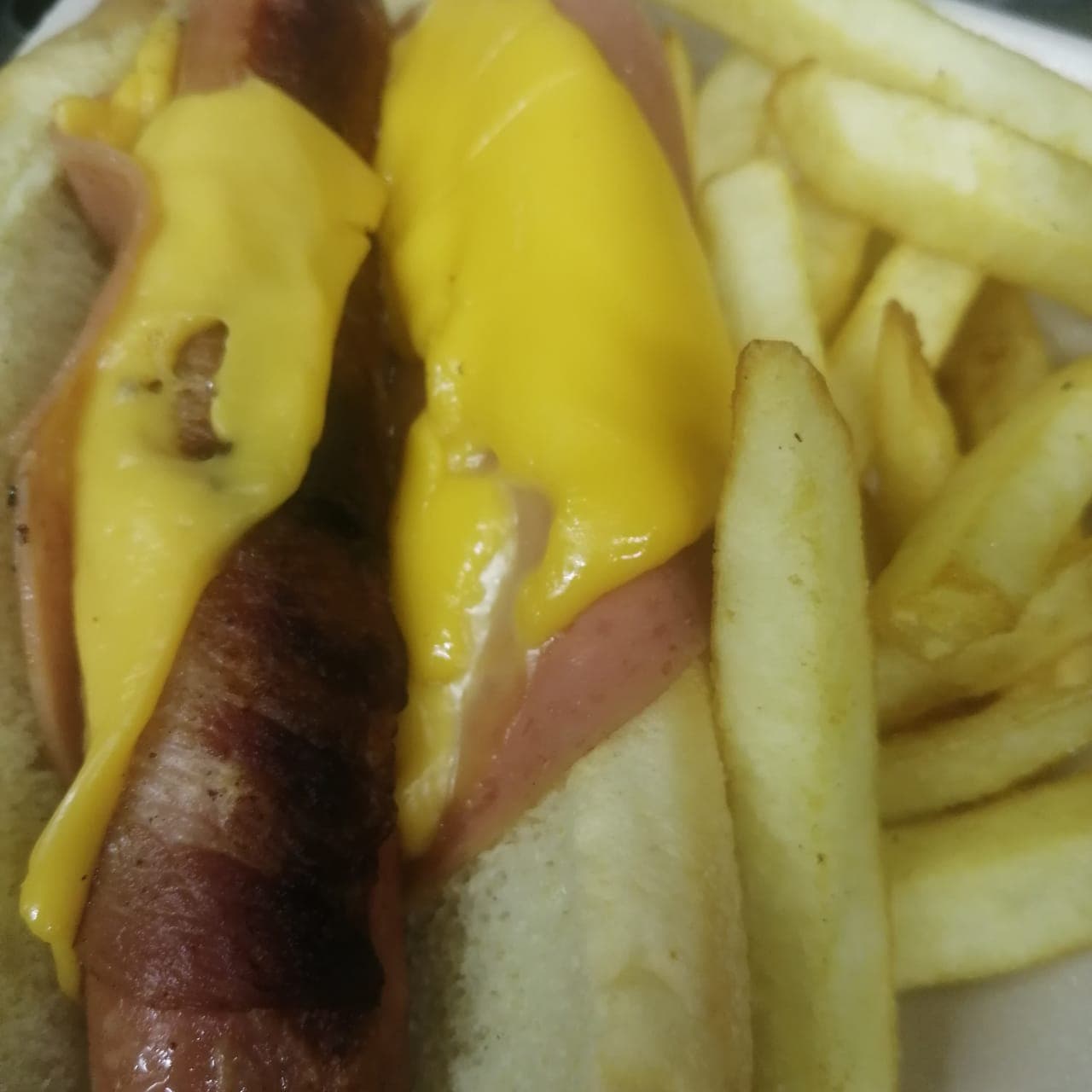 Hot Dog Especial Queso Americano y Papas Francesas