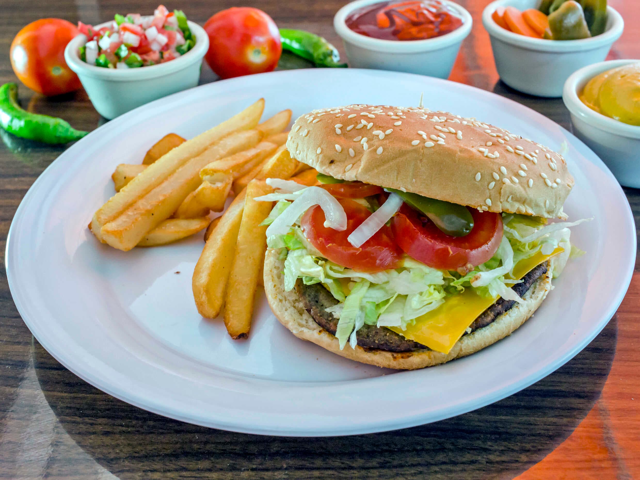 Hamburguesa Papas y Coca de 400ml