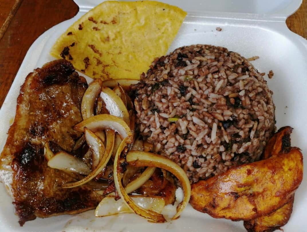 Pinto con Chuleta de Cerdo o Bistec de Res