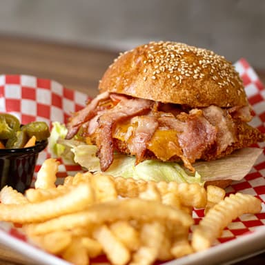 Hamburguesa de Pollo Con Agua de Jamaica