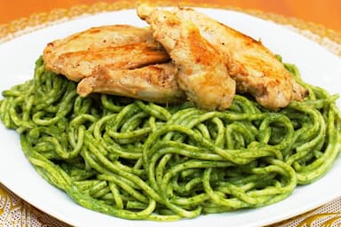 Tallarines Verdes con Pollo a la Plancha