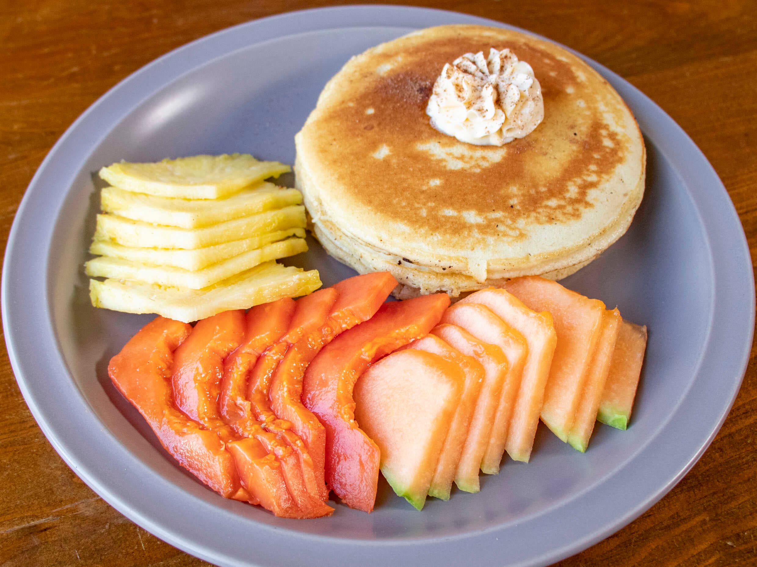 Pancakes con Mantequilla Acompañado de Fruta