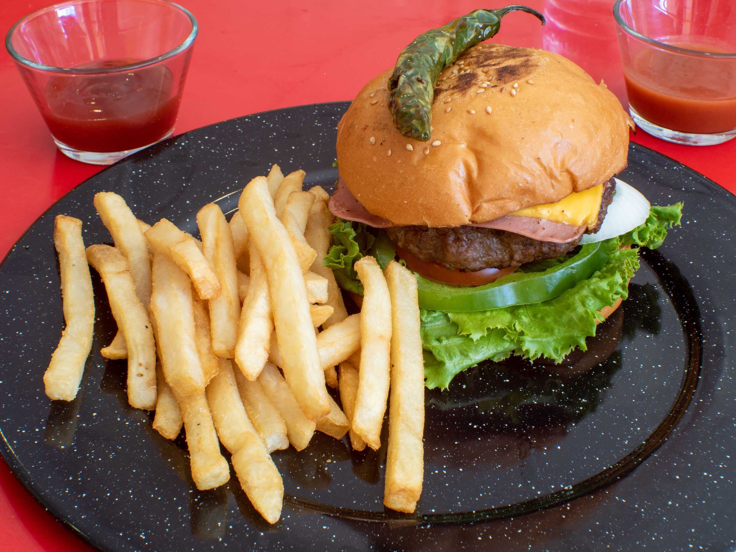 Combo Fans:  2 Hamburgesas/res+Papas +2refrescos
