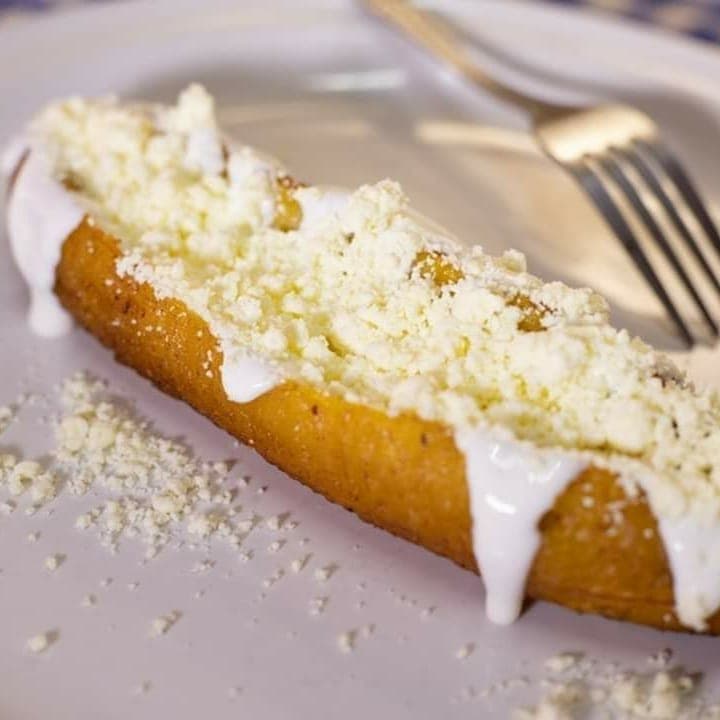 Plátano Macho Frito con Queso y Crema