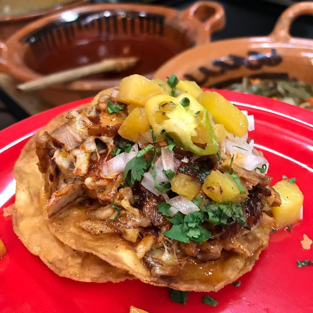 Tostada de Tortilla de Maíz con Pastor