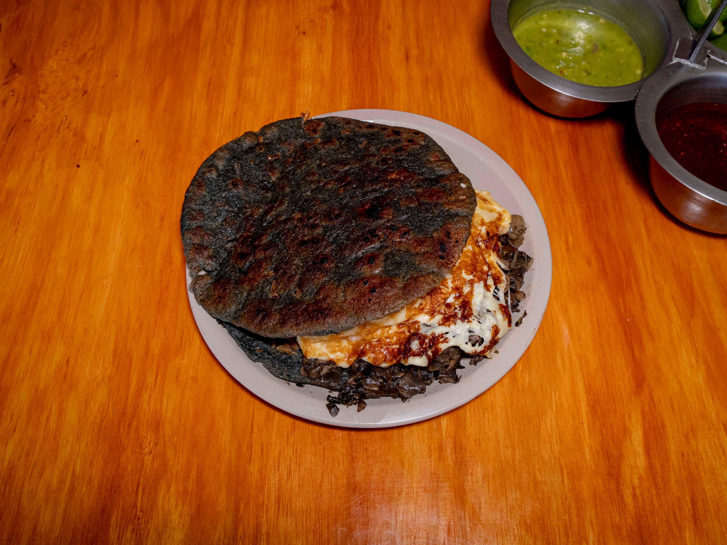 Gordita con Arrachera con Queso