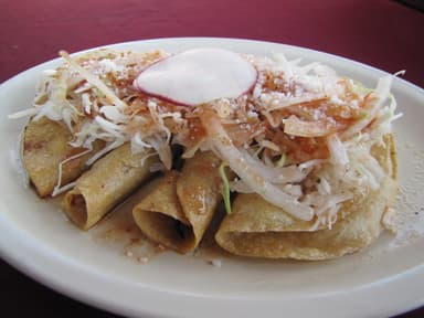 TACO DORADO CON CARNE