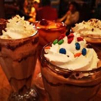 Copa de Helado con Galleta y Café