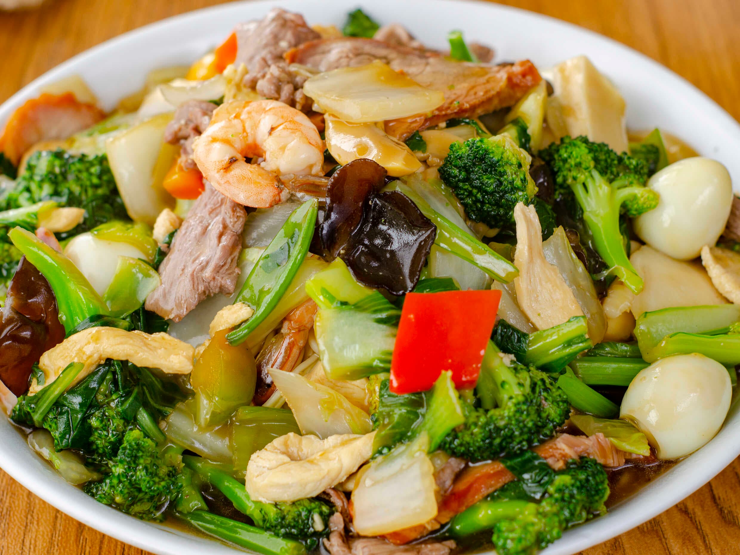 Chancho con verdura yChaufa c/sopa o wantan frito