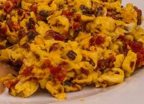 Huevos con Chorizo con Chilaquiles