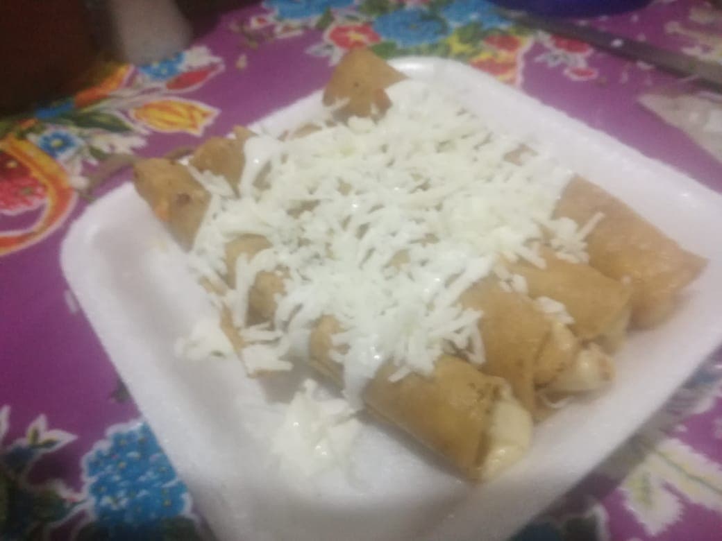 Tacos Dorados de Queso
