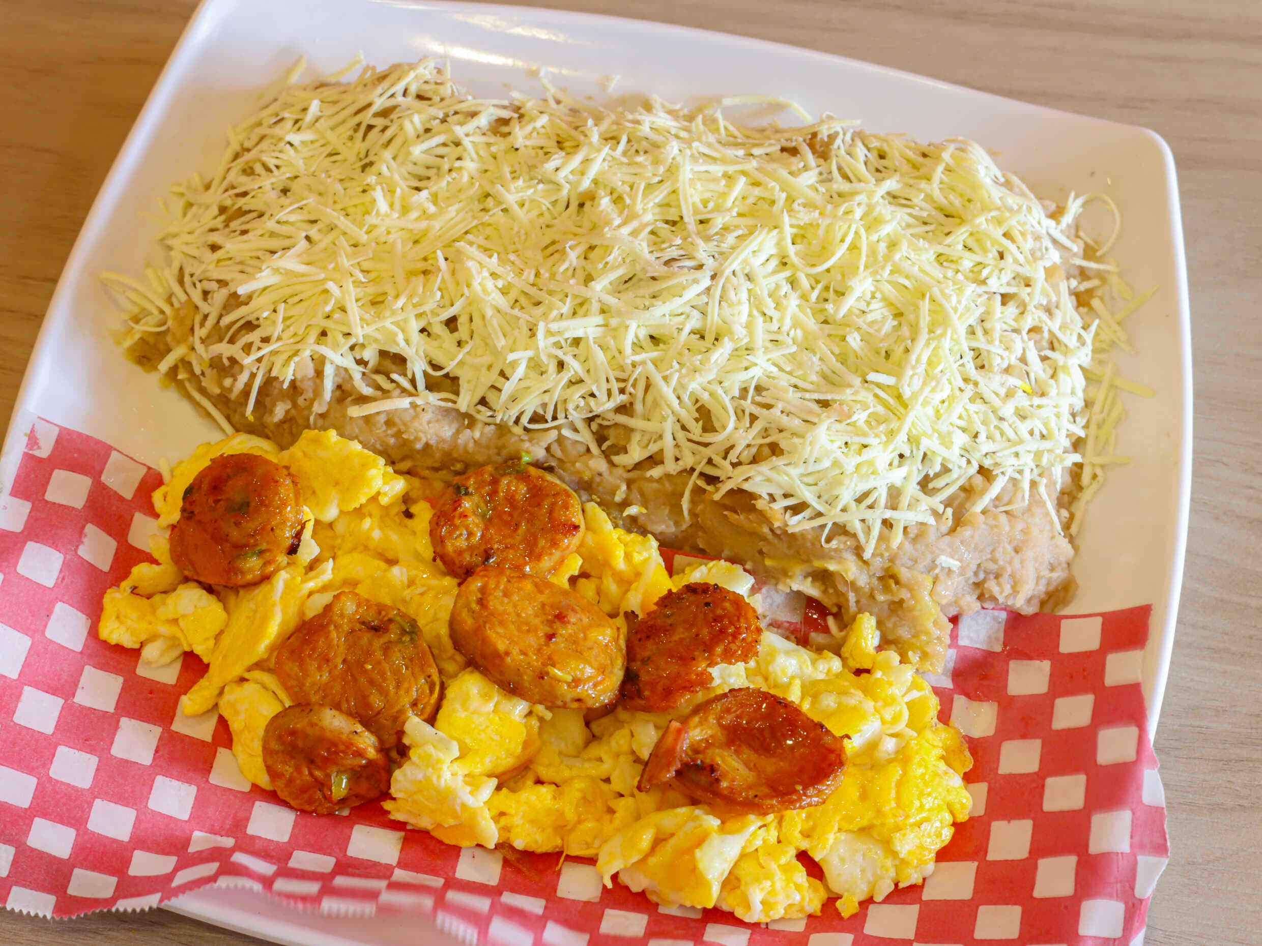 Cayeye Personal Huevos Revueltos con Chorizo
