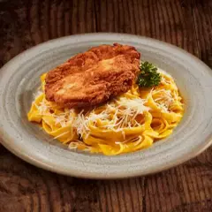 Milanesa de Pollo con Fetuccini al Ají Amarillo