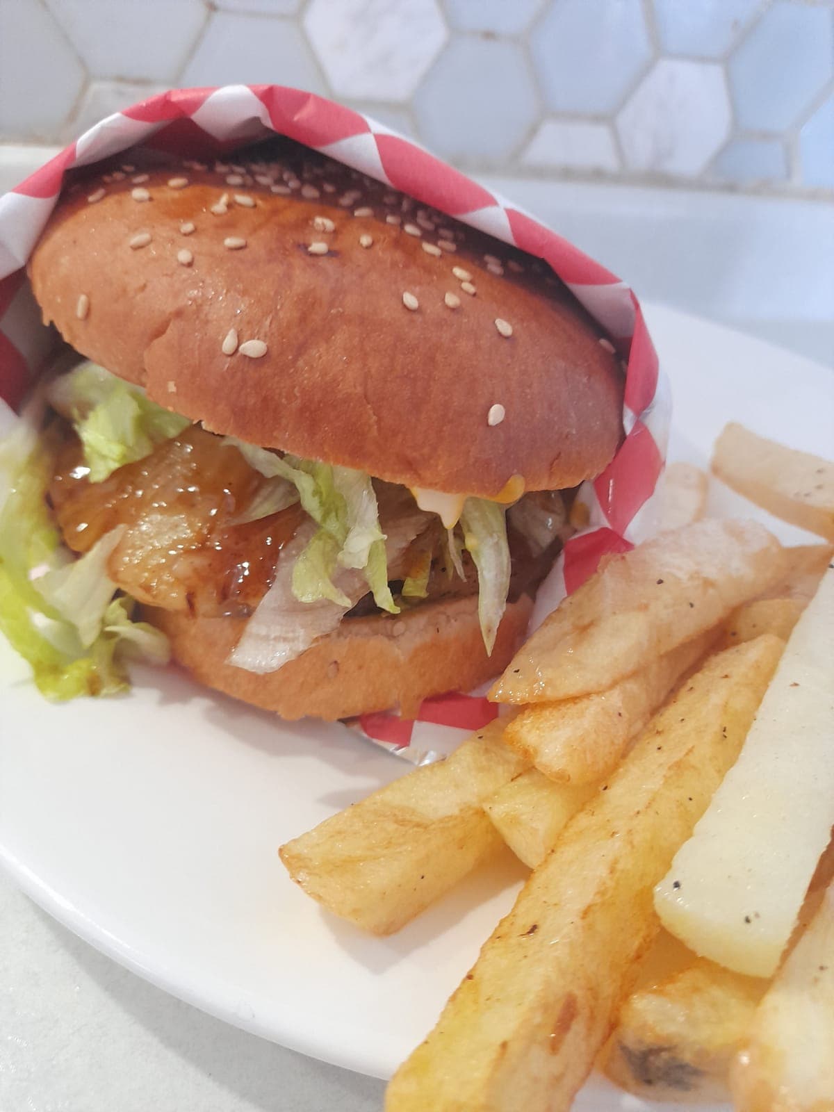 Burger Hawaiana + Papitas Fritas