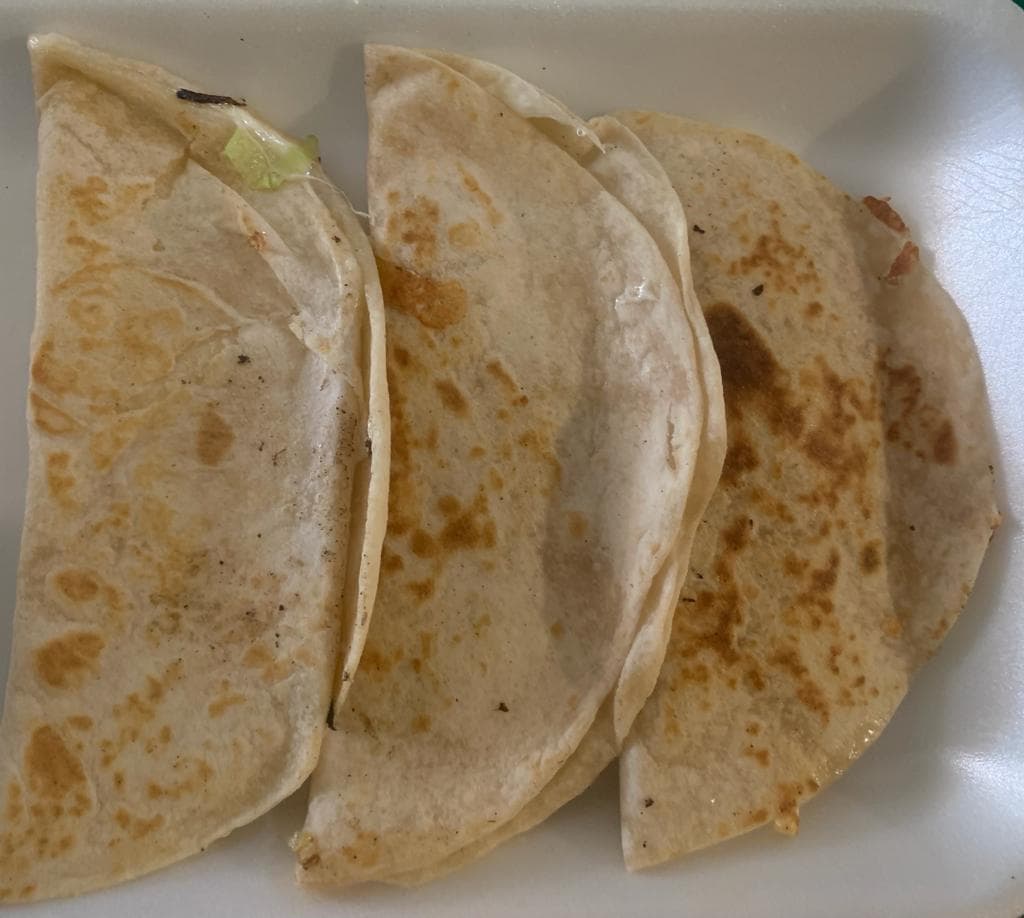 3 QUESADILLAS (QUESILLO)TAMAÑO TORTILLINA.