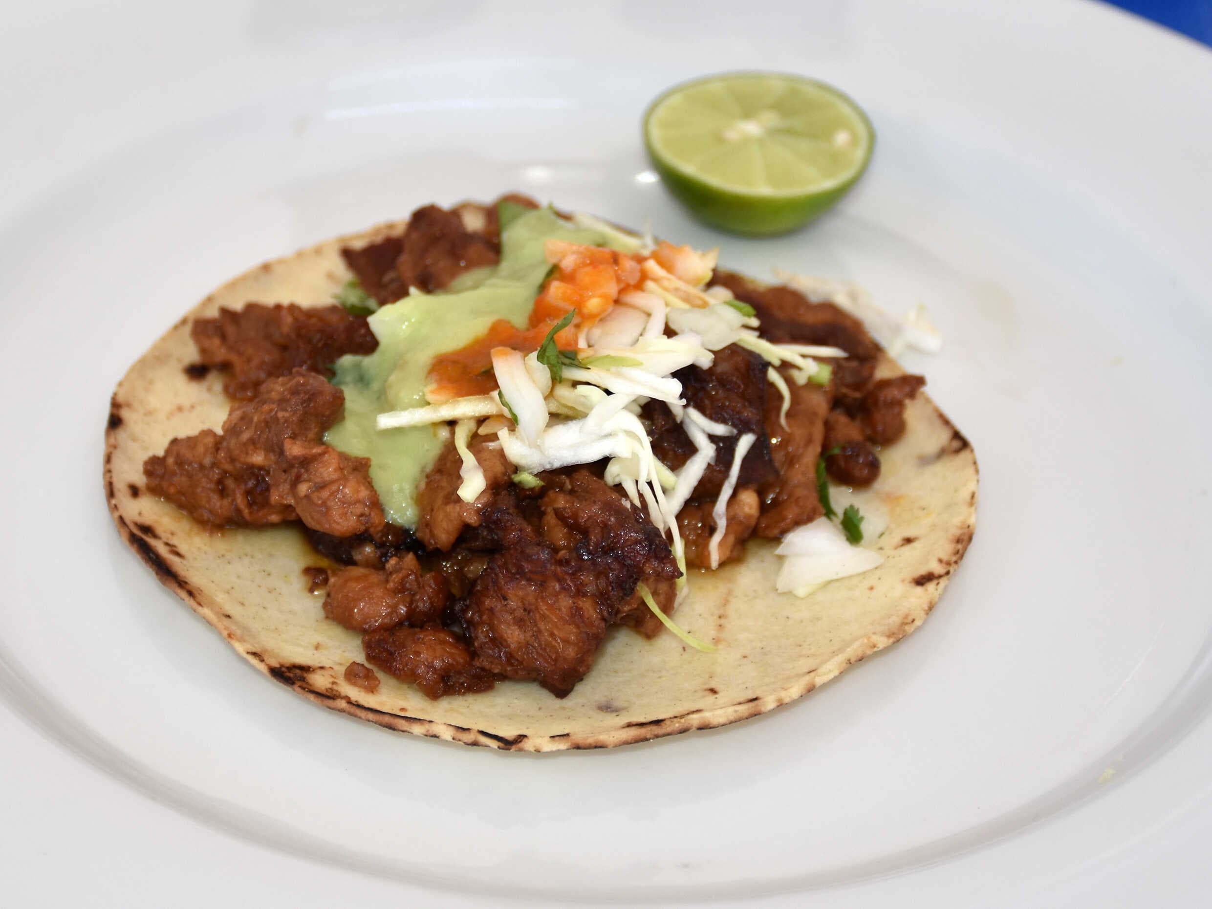 Taco de Chicharrón en Salsa Roja