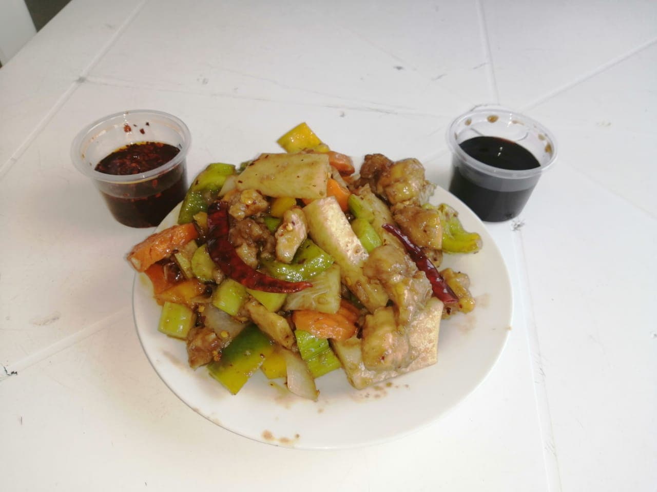 jicamas con pollo y chile de arbol