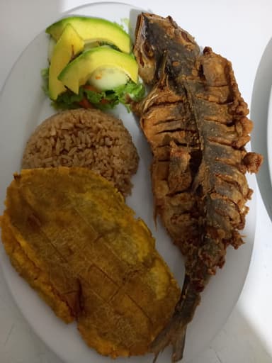 Bandeja con sierra entera frita