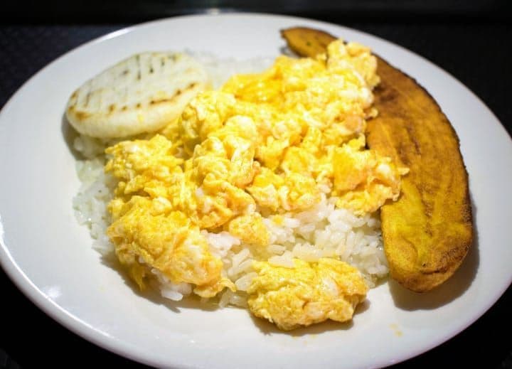 COMBO: HUEVOS REVUELTOS+BEBIDA
