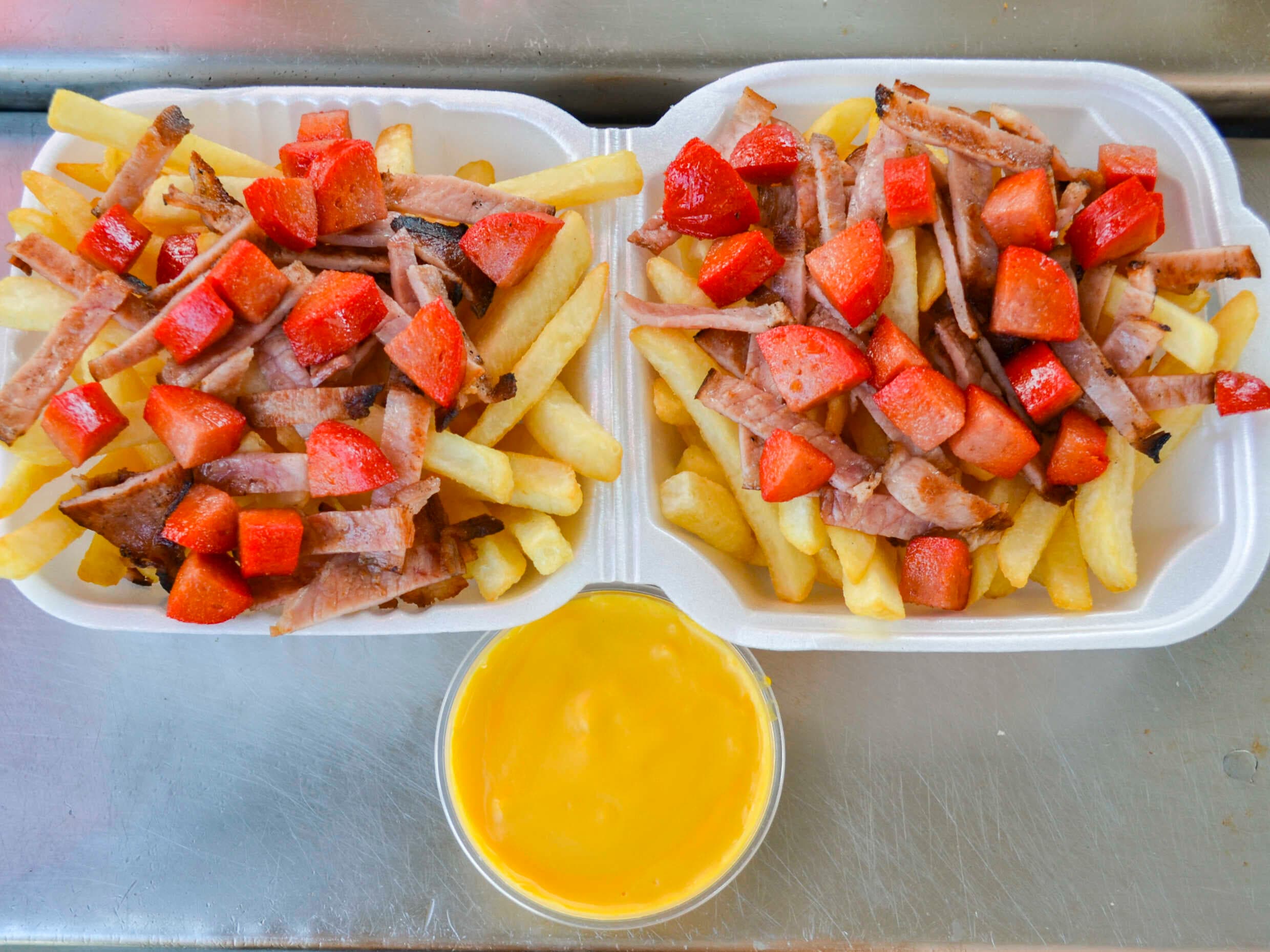 Papas con queso tocino y salchicha