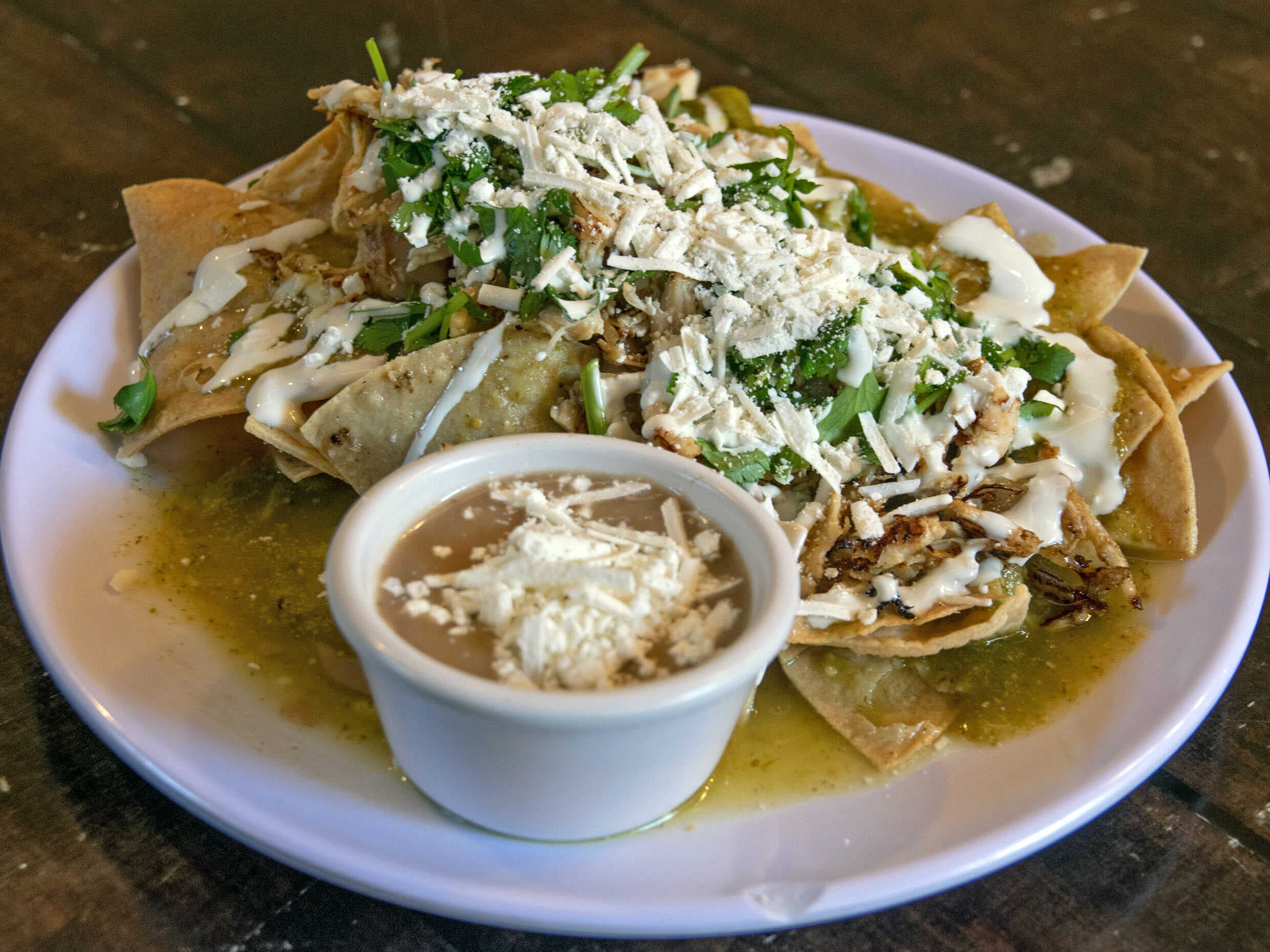 Chilaquiles con Pollo + Bebida