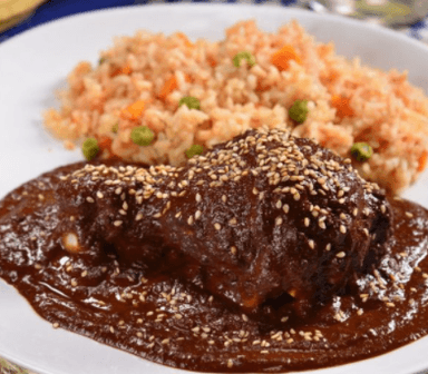 Mole de pechuga de pollo desmenuzado
