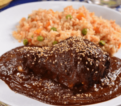 Mole de pechuga de pollo desmenuzado