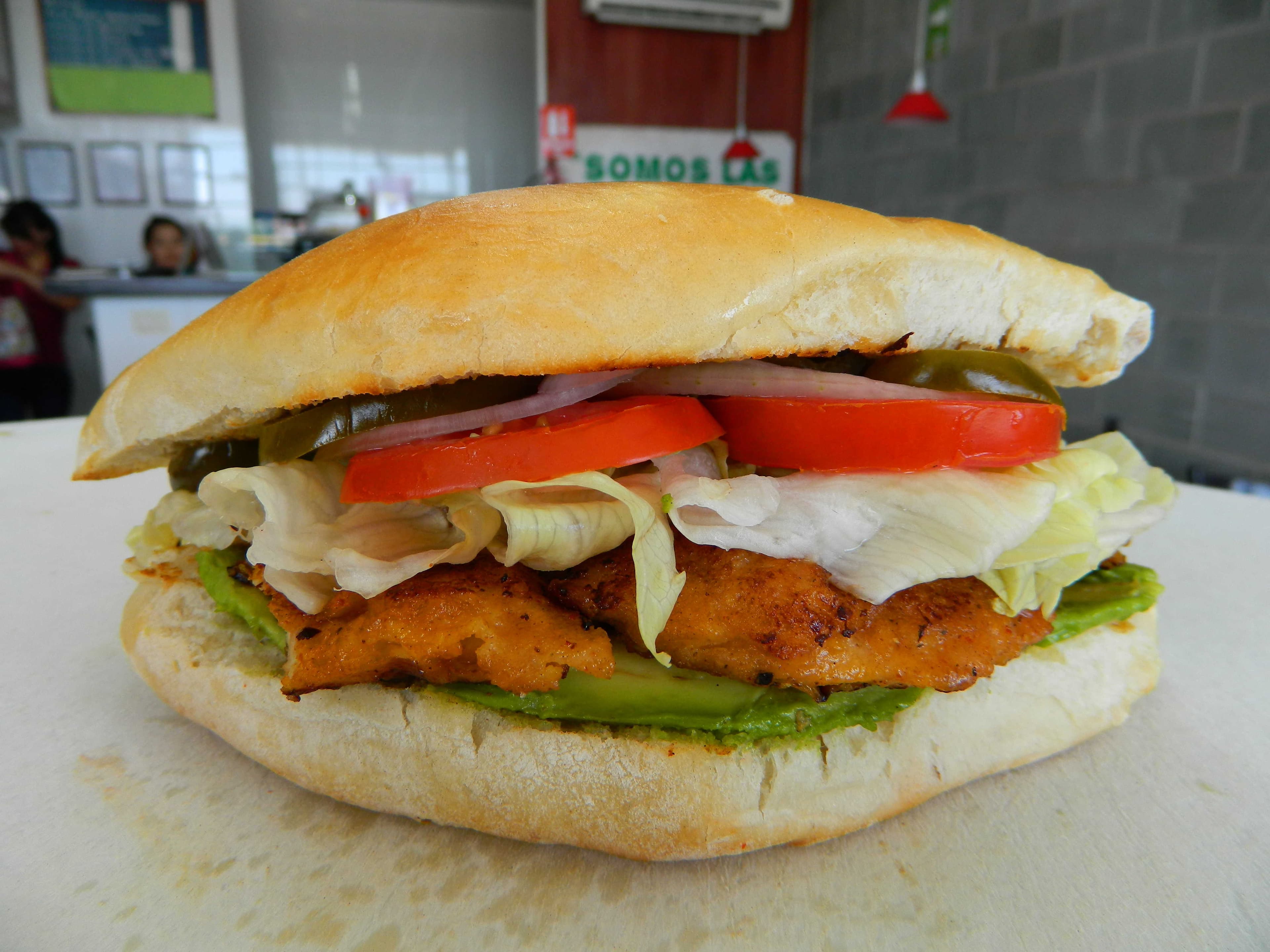 Lonche con Pollo Empanizado con Aguacate